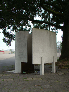 836581 Afbeelding van het urinoir op het terrein van de veemarkthallen (Sartreweg 1) te Utrecht.